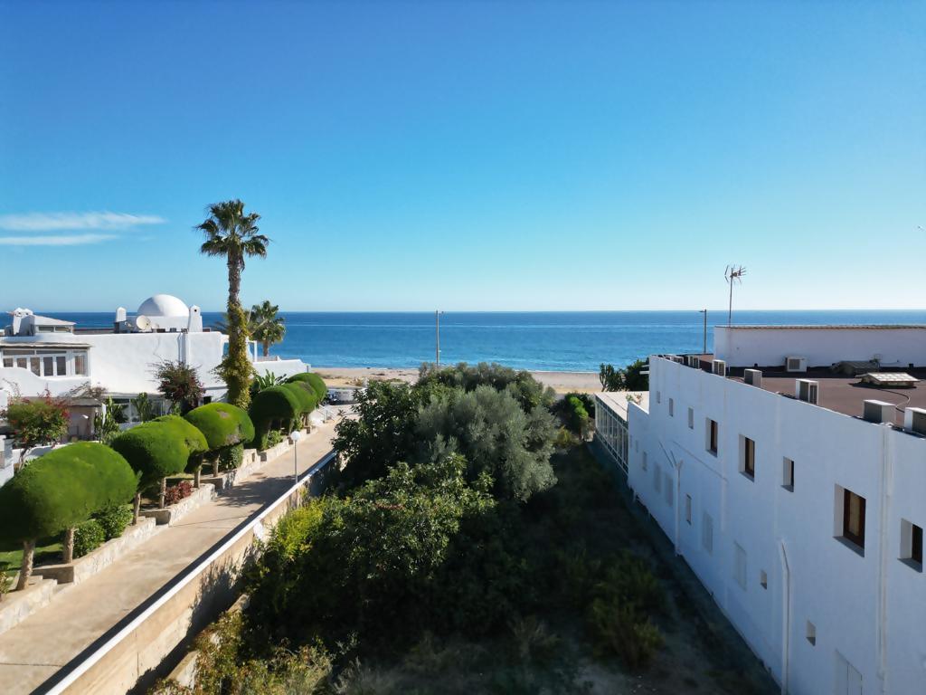 Los Zahoríes amplio apt en segunda línea de playa : Apartamento en alquiler en Mojácar, Almería